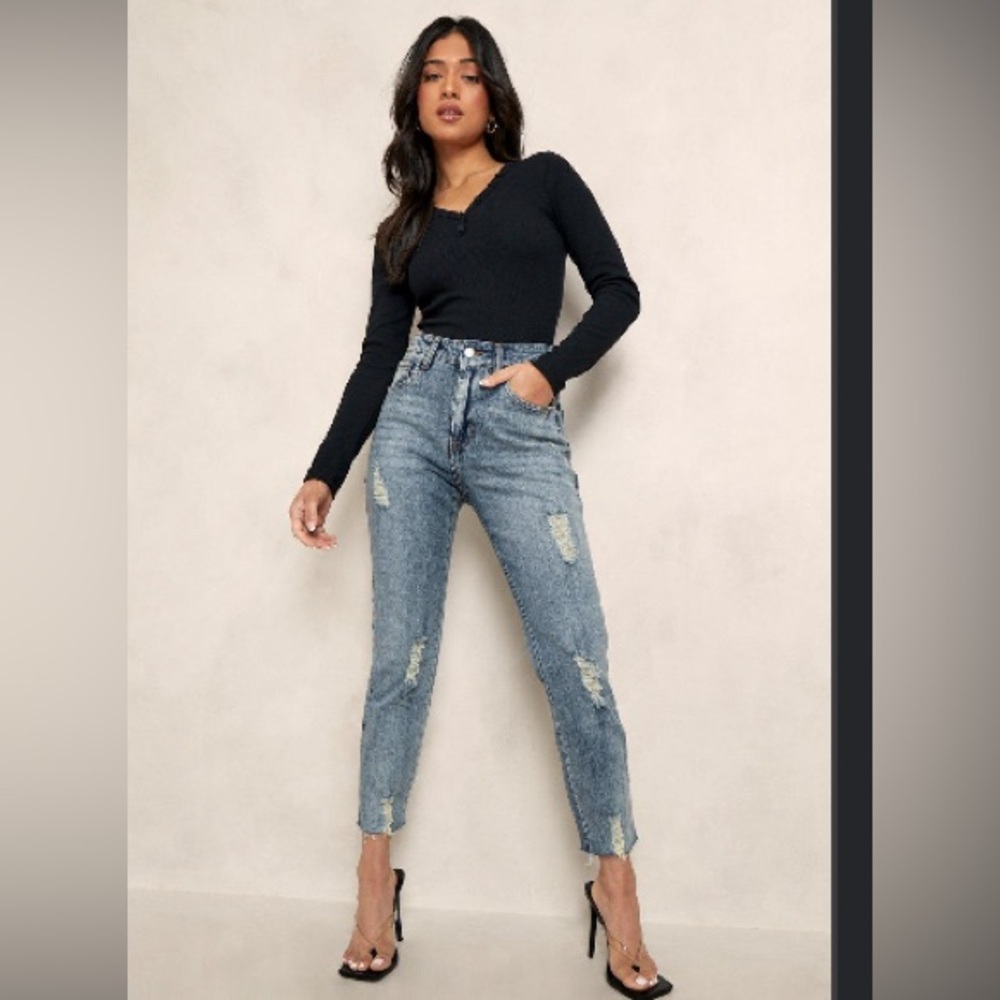 Boohoo PETITE DISTRESSED HEM STRAIGHT LEG JEAN